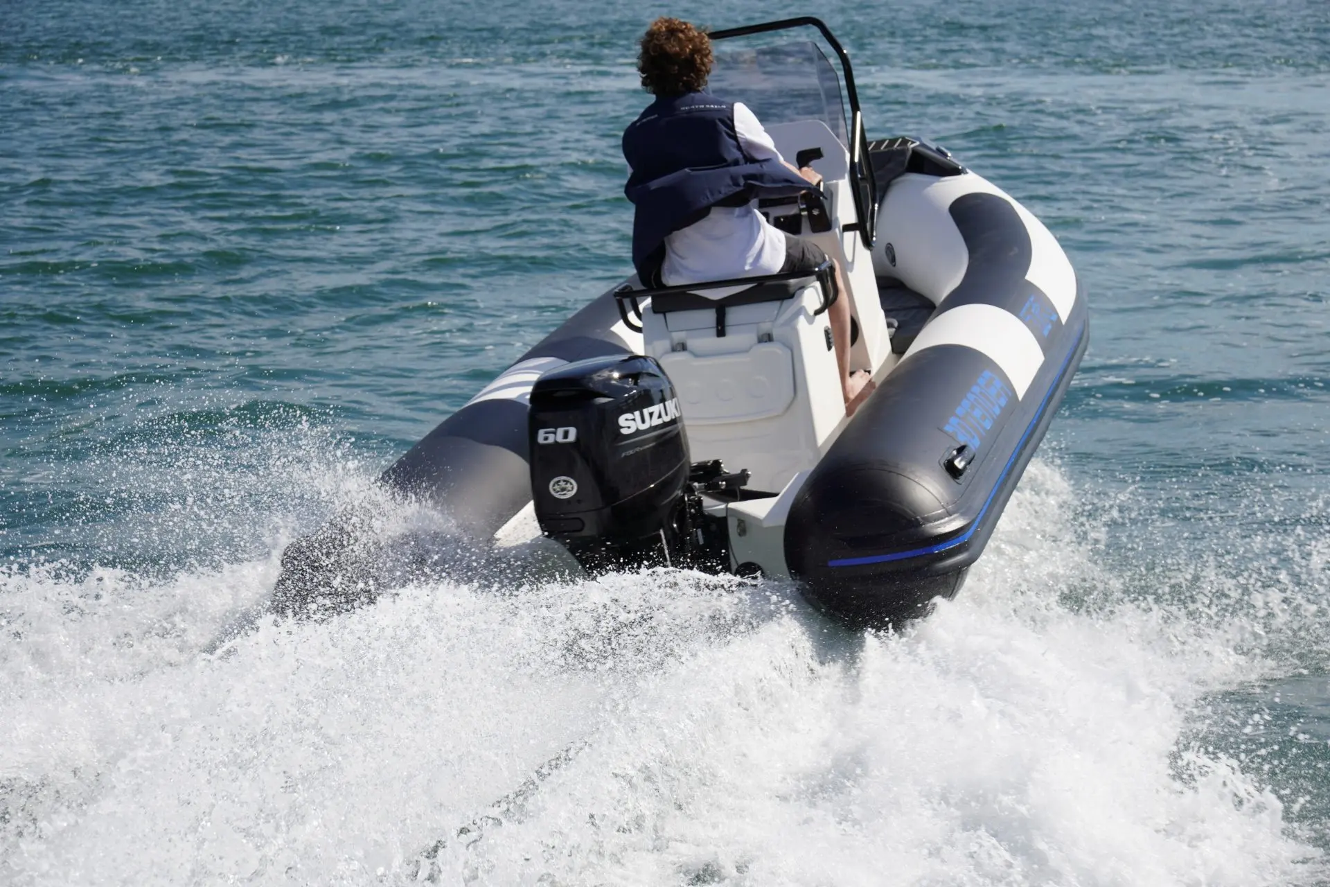 3D Tender TR54 — Bateau semi-rigide vu de trois quarts arrière, naviguant à pleine vitesse.
