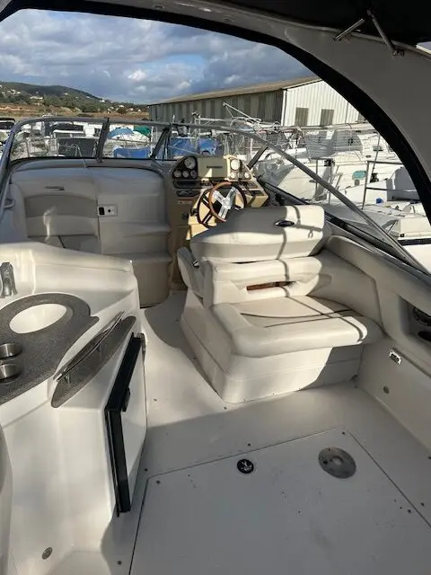Glastron GS 289 — Vue du cockpit avec poste de pilotage, sièges et rangements.