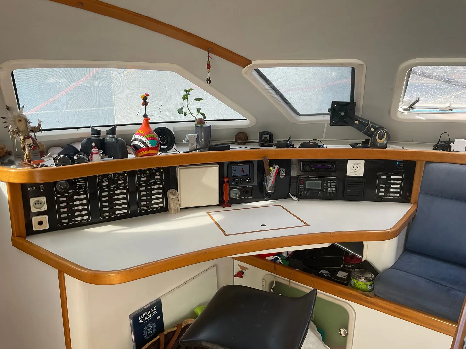 Outremer 45 — Vue du poste de navigation intérieur avec instruments et commandes.