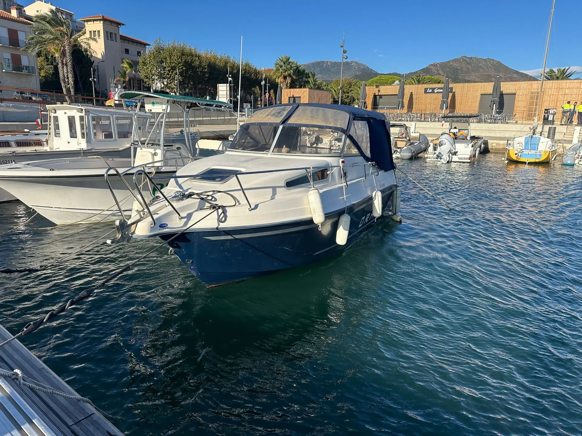 Drago Fiesta 22 — Bateau à moteur amarré dans un port, photographié de trois quarts avant.