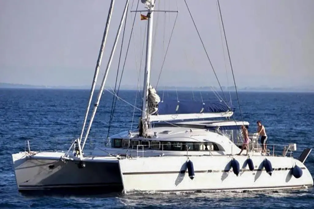 Lagoon 570 — Catamaran à voile blanc photographié de profil en mer.