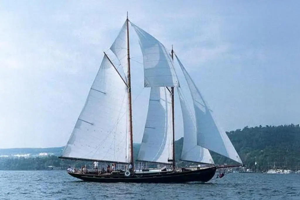 Goelette Aurique — Goélette à deux mâts naviguant sous voiles sur un plan d’eau.
