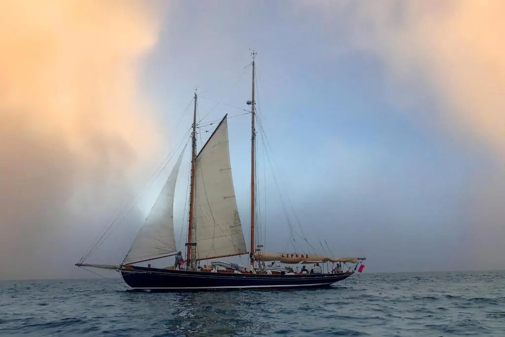 Goelette Aurique — Goélette à deux mâts naviguant sous voiles en mer.