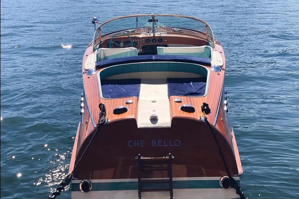 Riva Aquarama — Vue arrière d’un bateau en bois, avec cockpit, plage arrière et poste de pilotage.