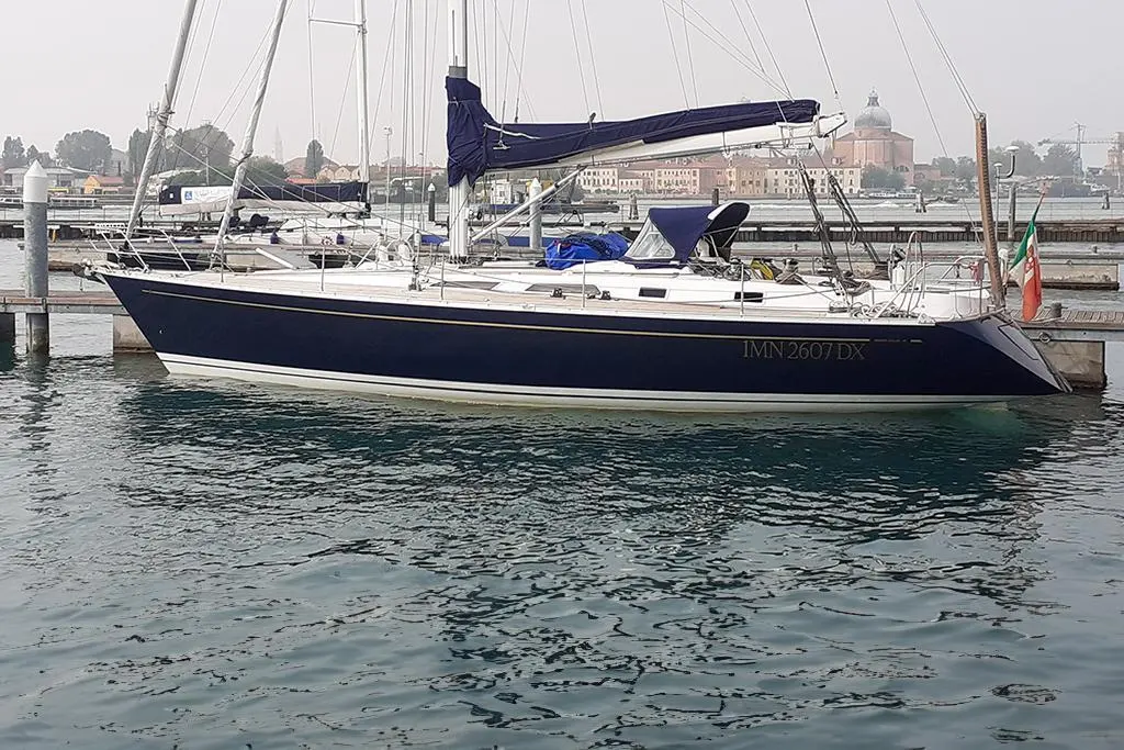 Grand Soleil 45 — Voilier amarré au ponton, photographié de profil dans un port.