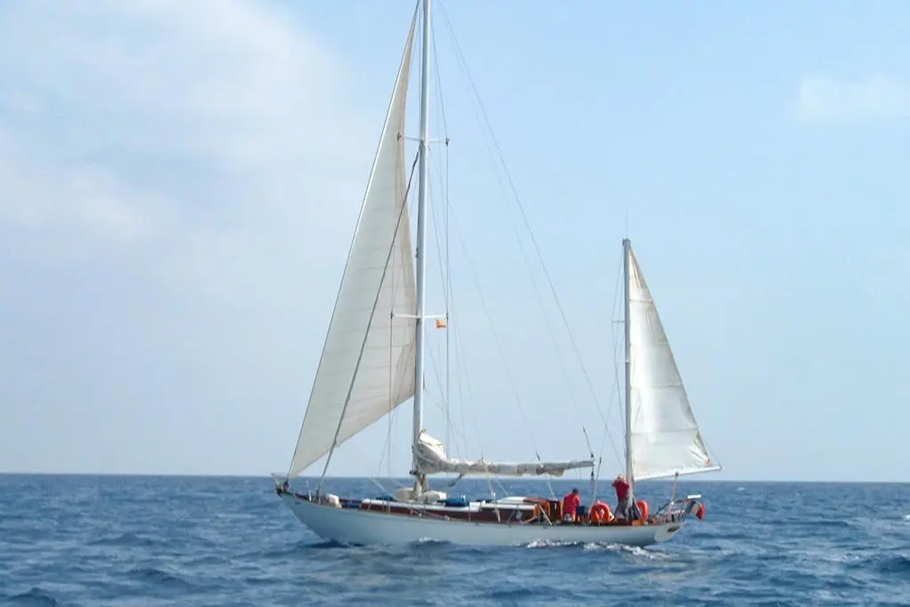 Berthon Yachts Classique Plan Holman — Voilier naviguant toutes voiles dehors en pleine mer.