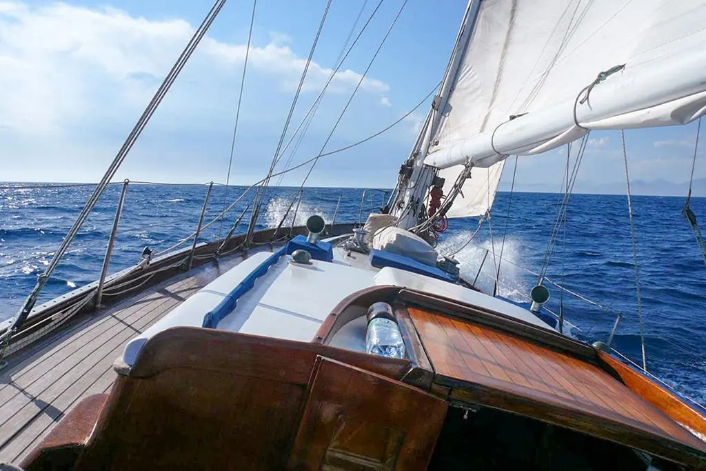 Berthon Yachts Classique Plan Holman — Voilier vu depuis le cockpit, toutes voiles dehors en mer.