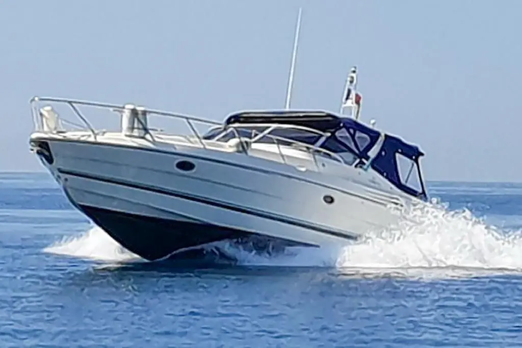 Cranchi Mediterranee 40 — Bateau à moteur blanc naviguant rapidement sur une mer calme.