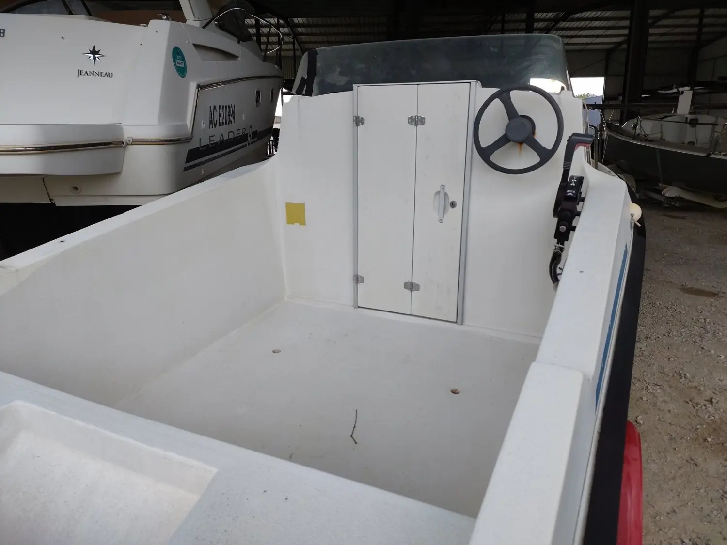 SBPEM S 430 — Cockpit ouvert d’un bateau blanc avec poste de pilotage et coffre arrière.