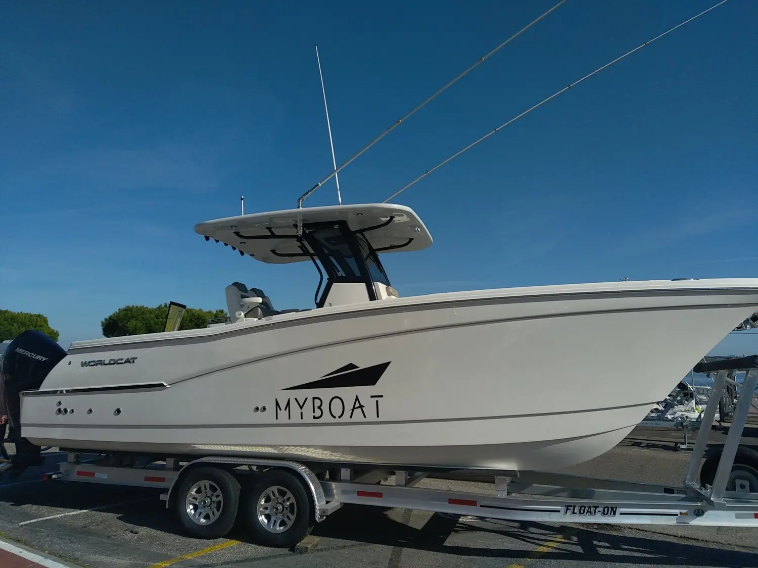 World Cat 280 CC-X — Bateau à moteur blanc à console centrale présenté sur une remorque.