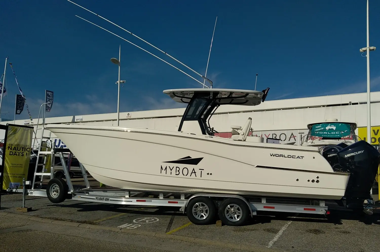 World Cat 280 CC-X — Bateau à moteur blanc présenté sur remorque lors d’un salon nautique.