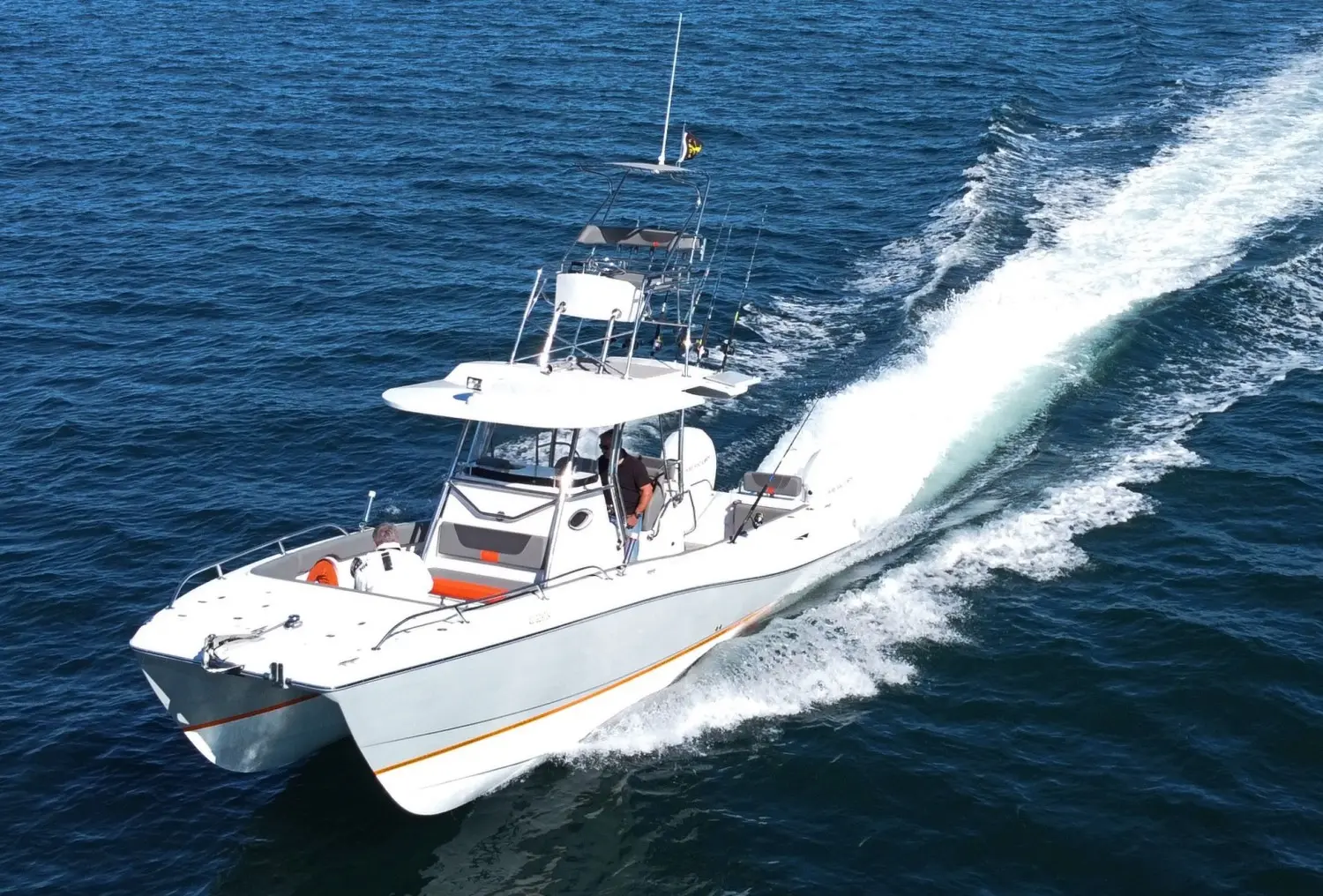 Garnet Offshore 300 HT Fly — Bateau blanc à double coque naviguant à vive allure en mer.