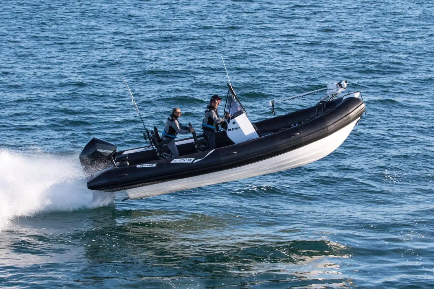 Evok Marine Evok 25 Fishing — Bateau semi-rigide naviguant à grande vitesse avec deux personnes à bord.