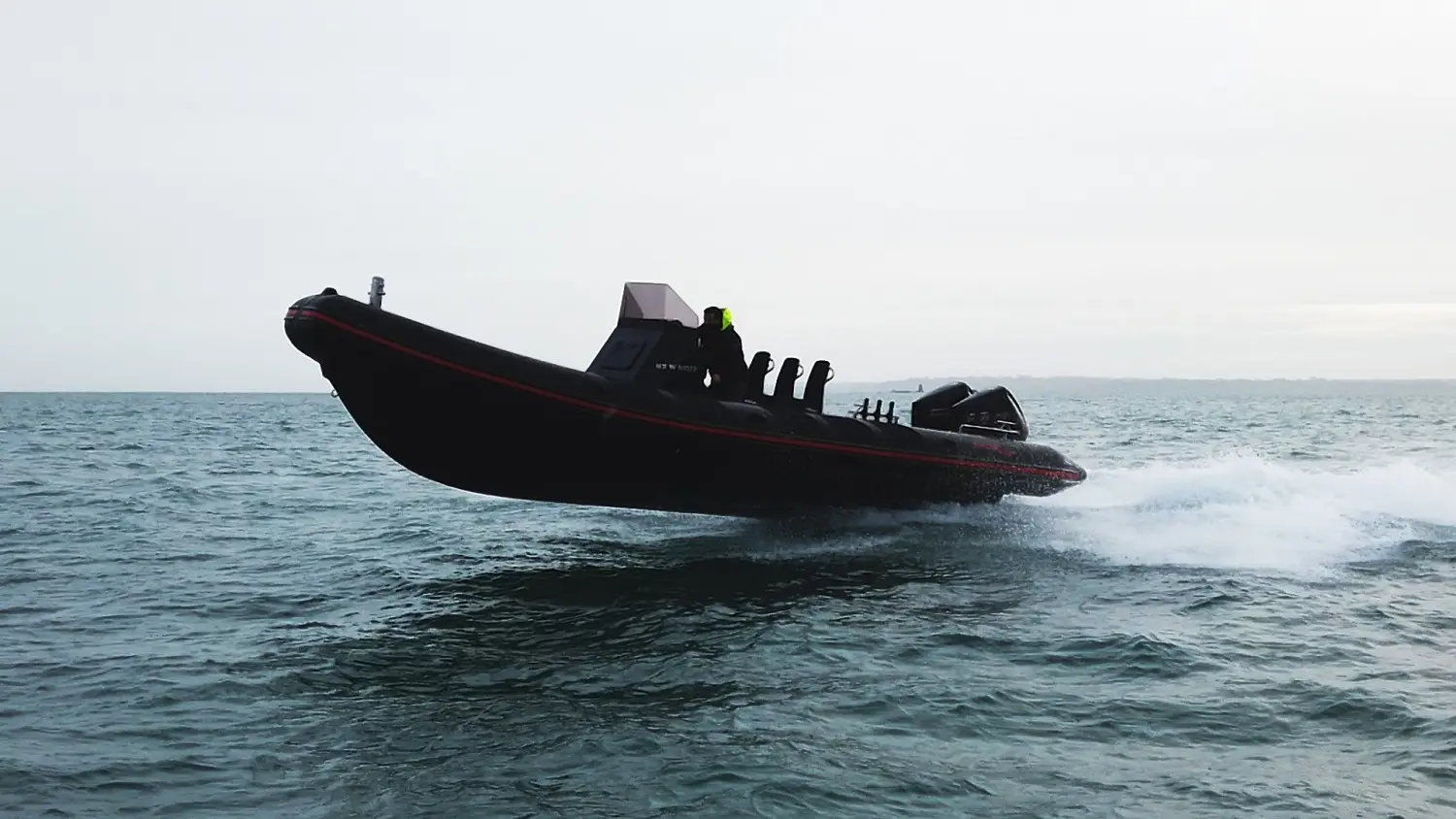 Evok Marine Evok 28 Fishing — Bateau pneumatique semi-rigide noir naviguant à grande vitesse en mer.