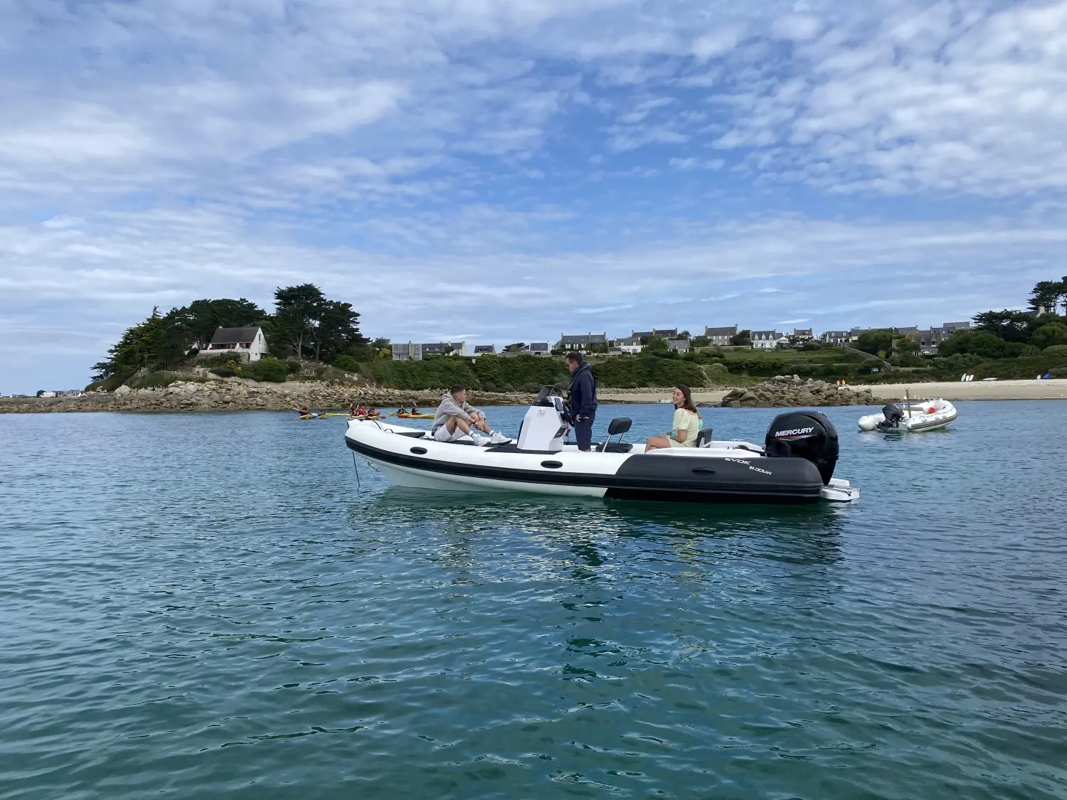 Evok Marine Evok 21 Ocean — Bateau semi-rigide photographié au mouillage près d'une côte habitée.