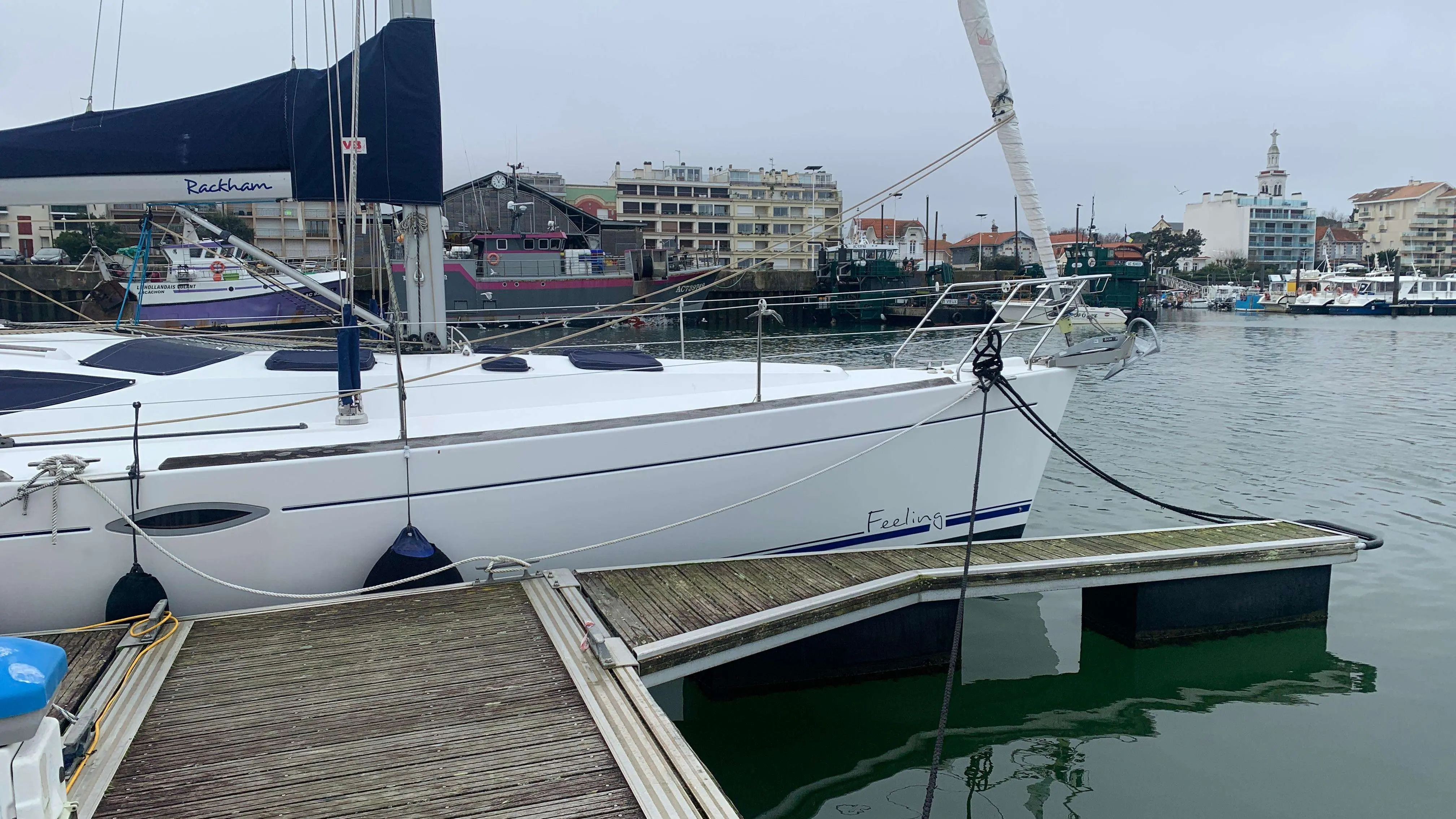 Kirie Feeling 44 — Voilier blanc amarré dans un port, vu de trois quarts avant.