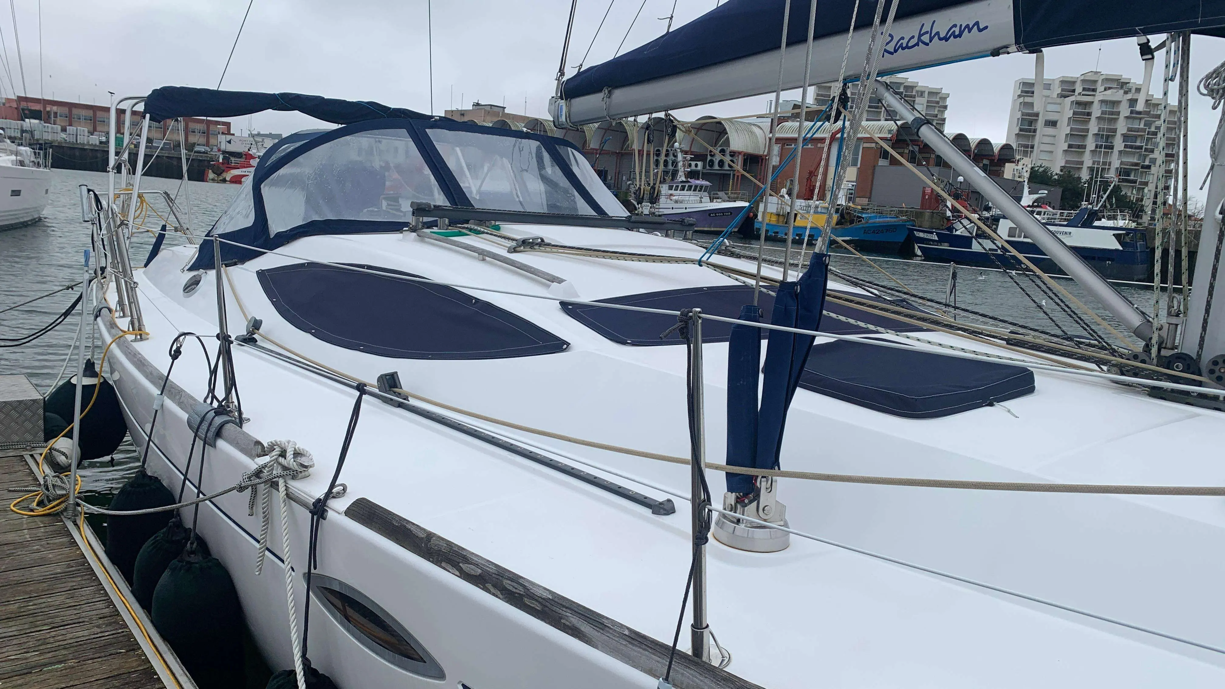 Kirie Feeling 44 — Voilier blanc amarré au port, vu de trois quarts avant.