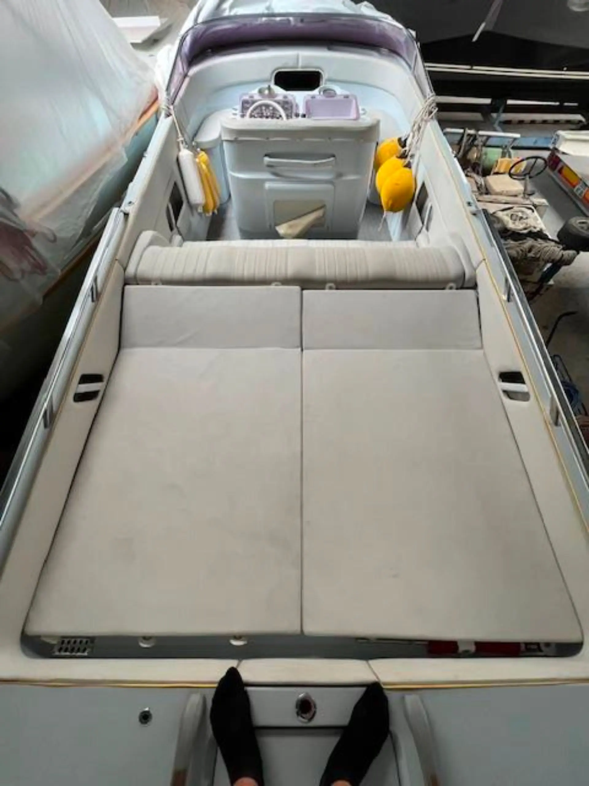 Offshore Marine Monte Carlo 30 — Vue plongeante du cockpit avec bain de soleil, poste de pilotage et pare-brise.