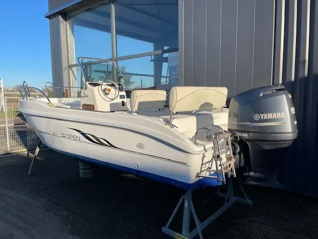Capelli 18 — Bateau blanc à console centrale et moteur hors-bord, présenté sur sa remorque.