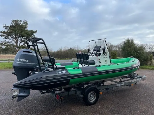 Centaure 660 — Bateau pneumatique vert et noir sur remorque, vu de trois quarts à terre.