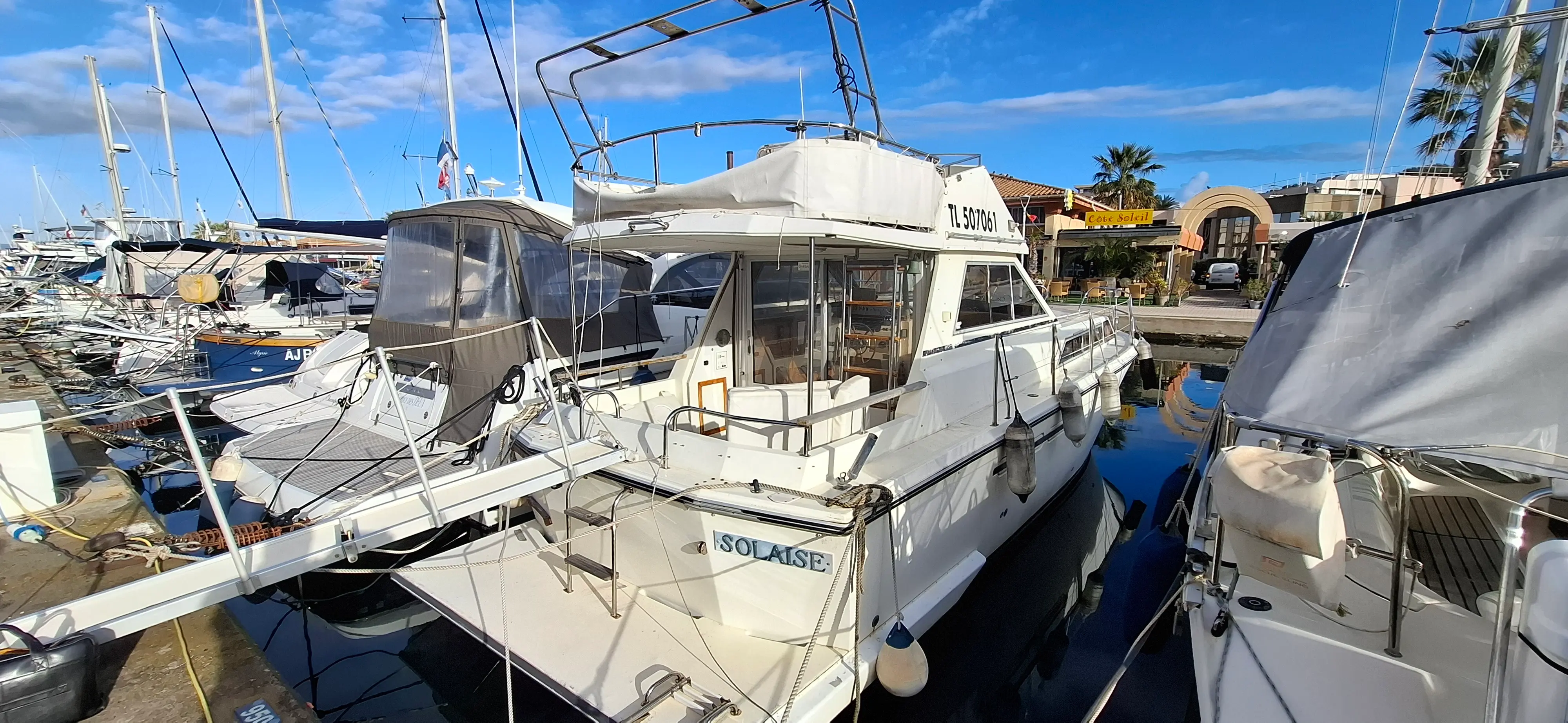 Princess 33 — Bateau à moteur blanc amarré dans un port, vu de trois quarts avant.