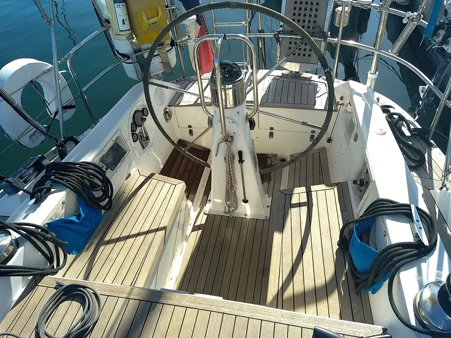 Nautor Swan Swan 441 — Vue du cockpit d’un voilier, avec double barre à roue et équipements de pont.
