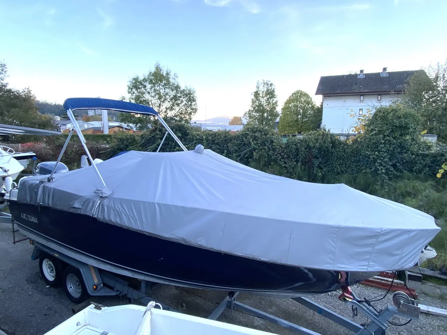 Kelt Azura 650 WA — Bateau à moteur bâché sur remorque, photographié de trois quarts à terre.