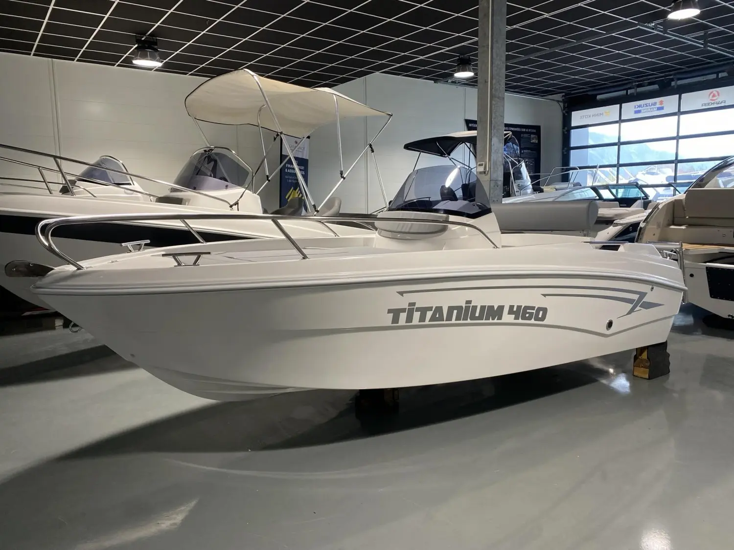 Titanium 460 Open — Bateau à console centrale Titanium 460 présenté en intérieur, vu de profil.