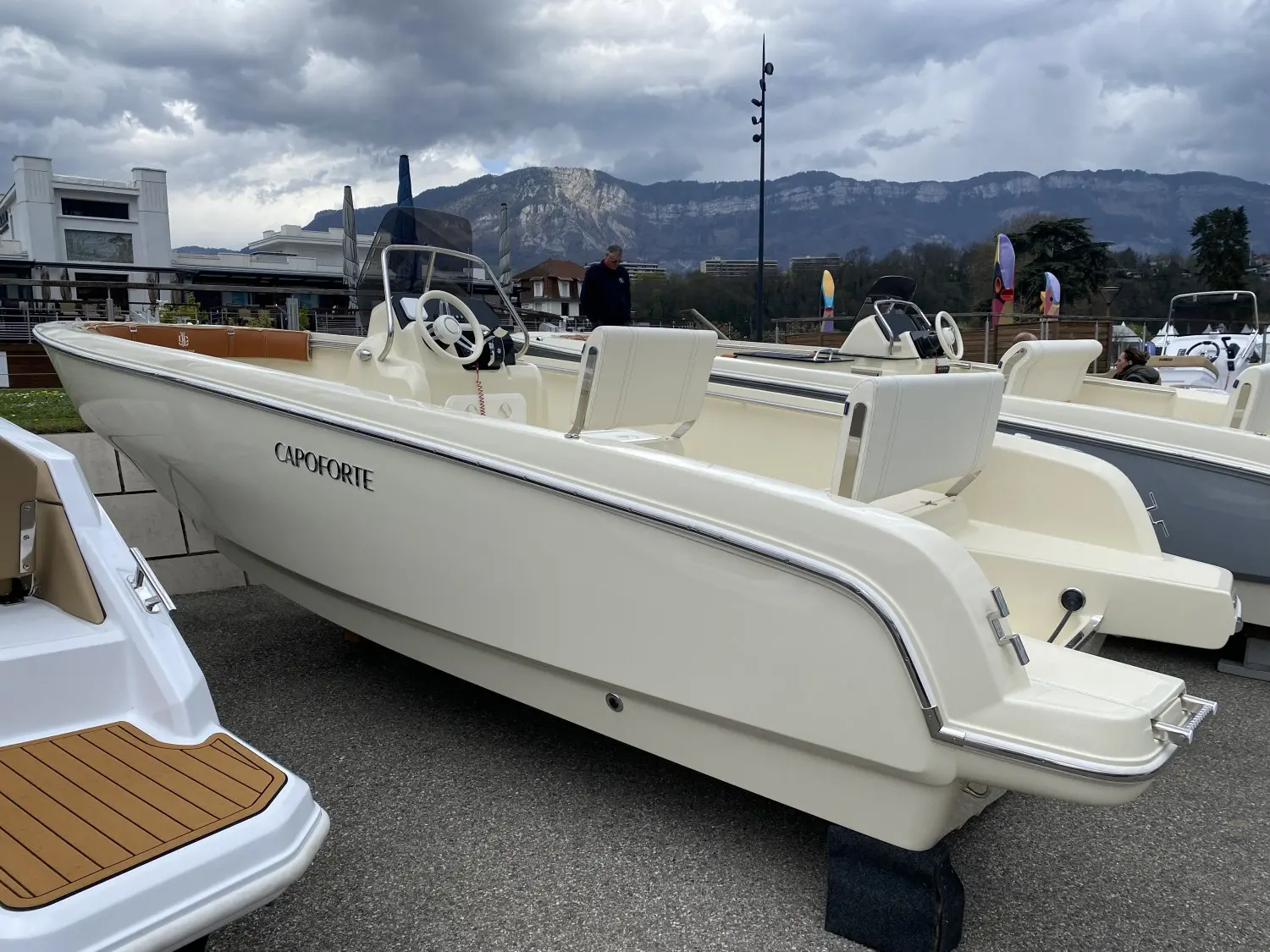 Invictus Capoforte FX 190 — Bateau à moteur blanc présenté à terre, vu de trois quarts bâbord.