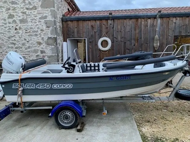 Solarsky 450 Congo — Bateau à moteur hors-bord présenté sur une remorque, vu de profil.