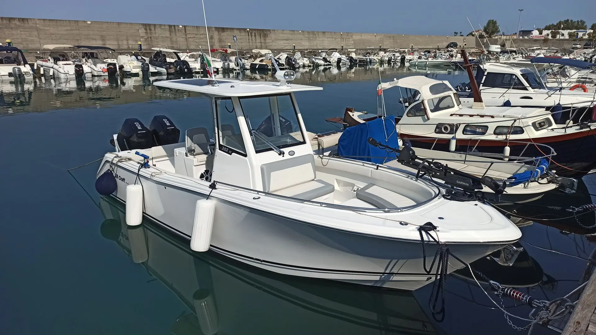3B Craft 262 CC — Bateau à console centrale amarré dans une marina, vu de trois quarts avant.