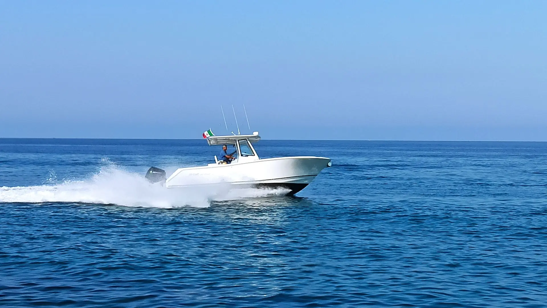3B Craft 262 CC — Bateau à moteur blanc naviguant en mer, vu de profil trois quarts.