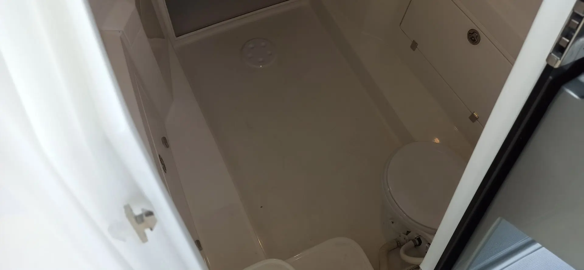 3B Craft 262 CC — Vue intérieure inclinée d'un cabinet de toilette avec toilettes et espace douche.