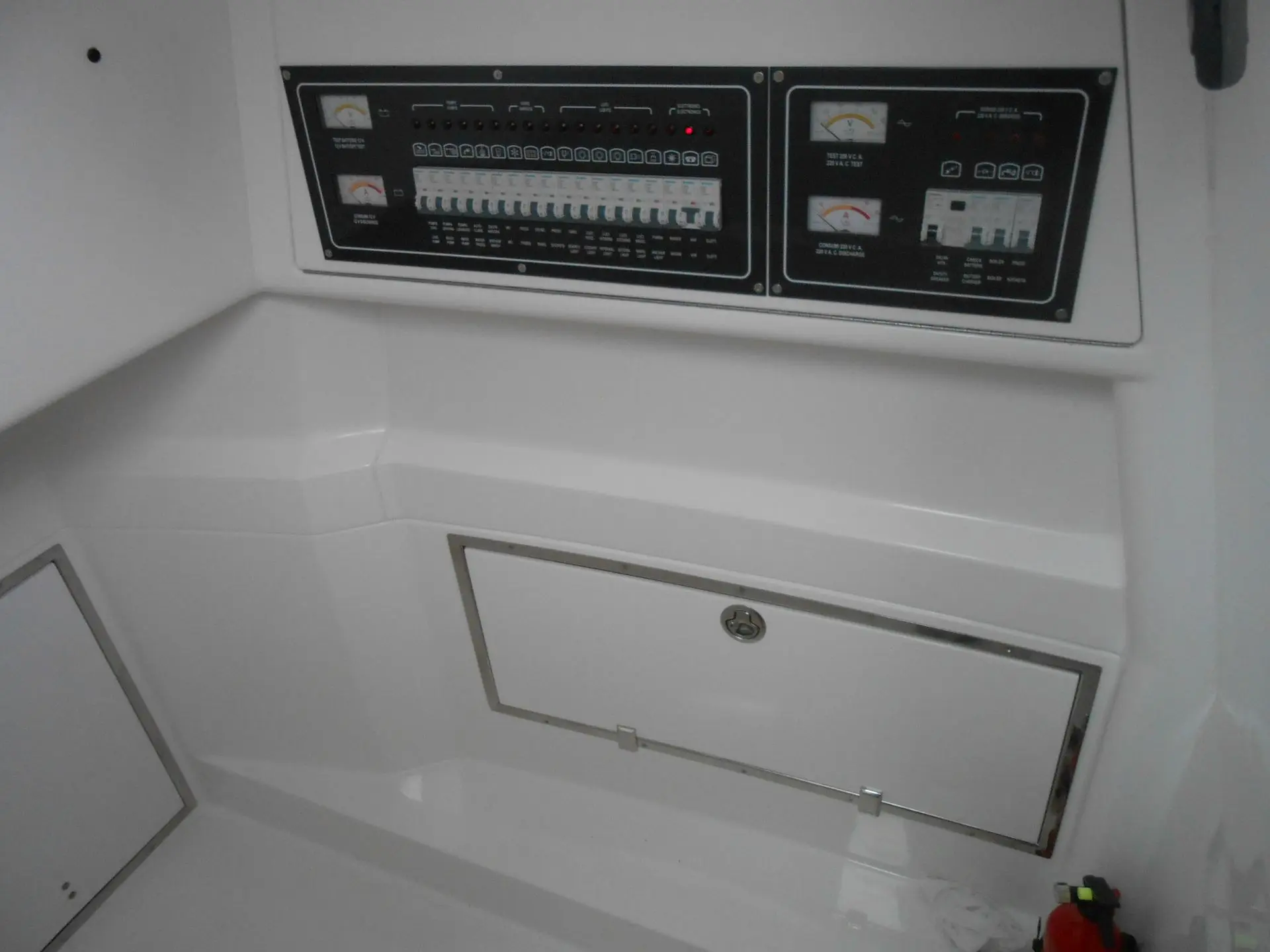 3B Craft 262 CC — Panneau électrique et trappe de rangement dans un compartiment du bateau.