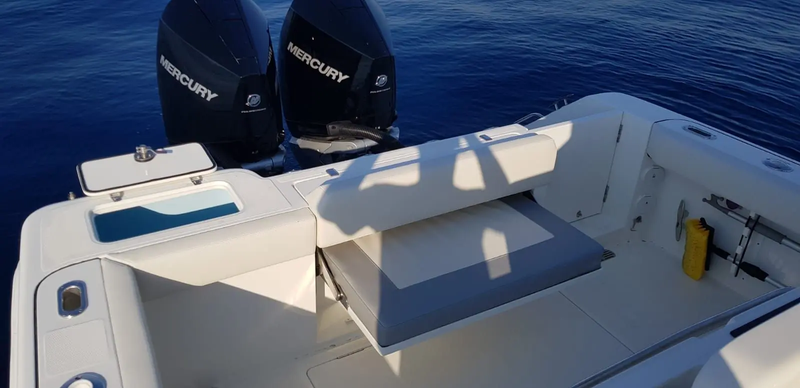3B Craft 262 CC — Vue partielle de l’arrière du bateau avec deux moteurs hors-bord.