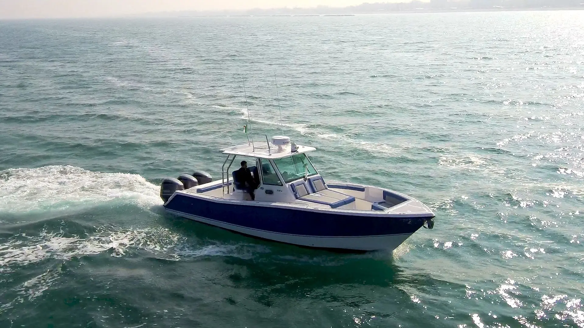 3B Craft 330 CC — Bateau à moteur bleu et blanc naviguant sur une mer agitée, vu de trois quarts.