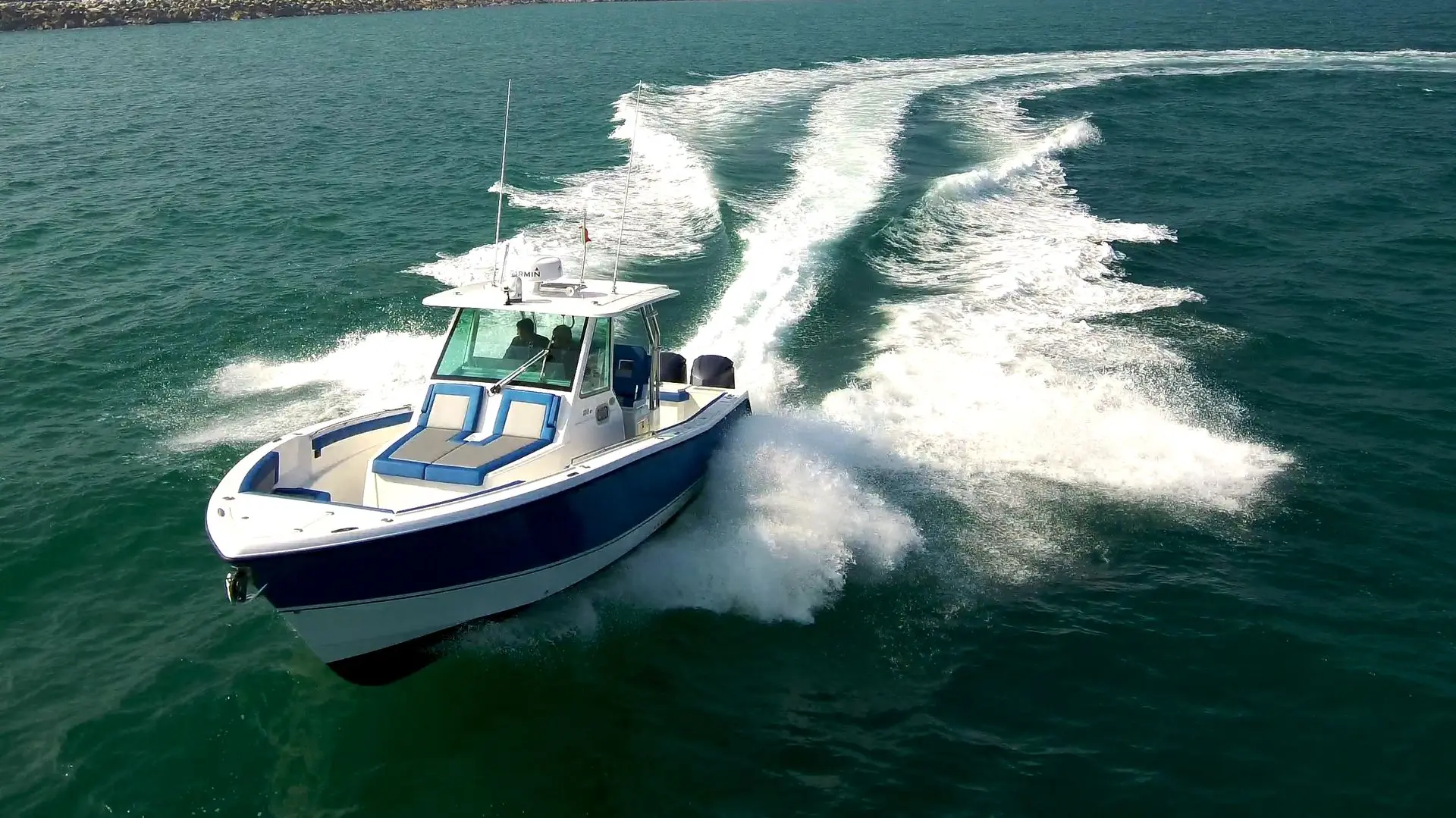 3B Craft 330 CC — Bateau à cabine naviguant à vive allure, laissant une large traînée d’écume.
