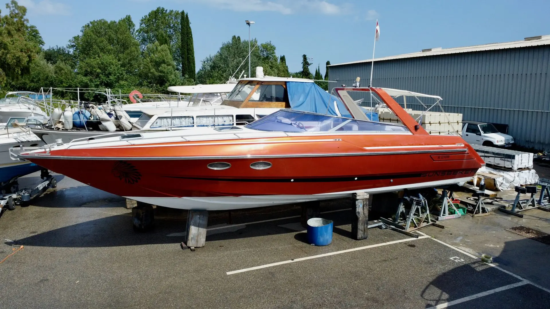 Sunseeker Tomahawk 37 — Bateau à moteur rouge photographié de profil sur bers dans un chantier naval.