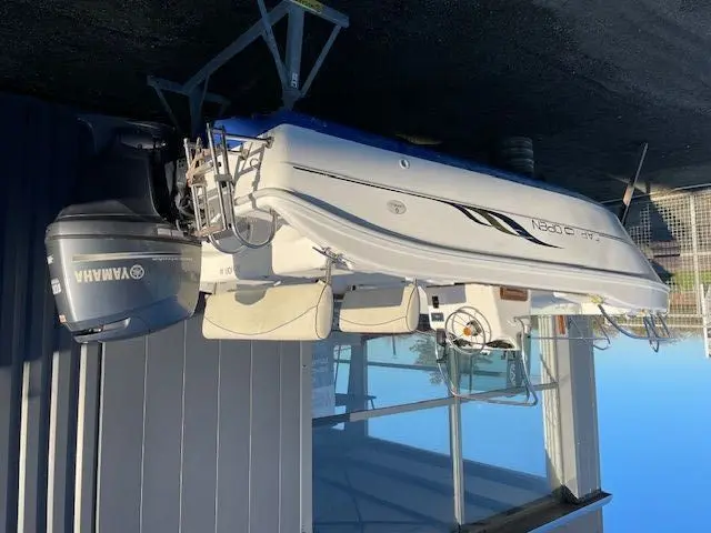Capelli 18 — Bateau vu de profil, photographié à l’envers, avec moteur hors-bord.