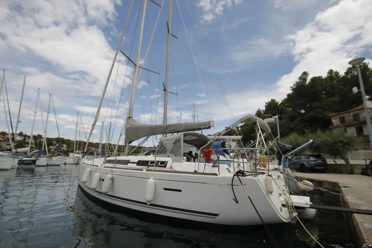 Dufour 405 — Voilier blanc amarré dans un port, vu de trois quarts depuis l'arrière.