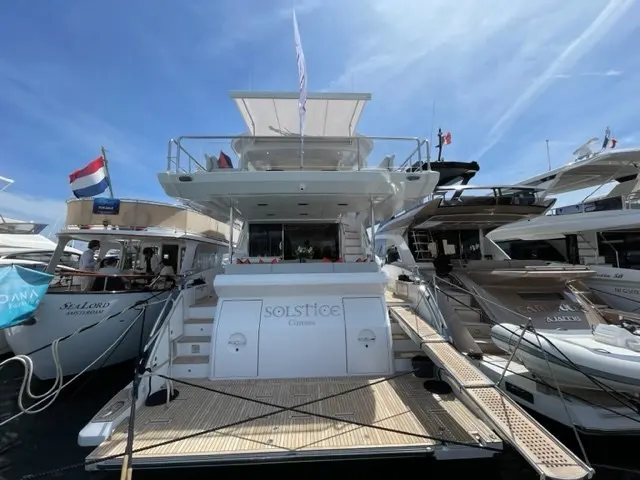 Azimut 72 flybridge — Vue arrière d’un yacht amarré, avec plateforme de baignade et passerelles latérales.