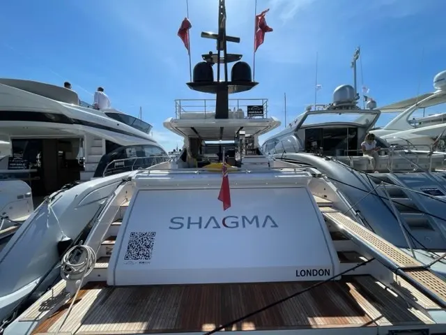 Azimut S7 — Vue arrière d’un yacht amarré, avec une annexe couverte portant l’inscription SHAGMA.