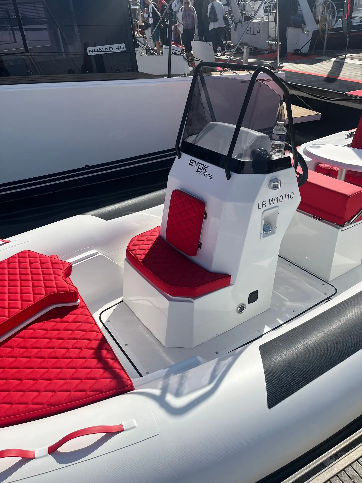 Evok Marine Evok 21 Ocean — Vue rapprochée du poste de pilotage et des assises d’un bateau exposé à quai.