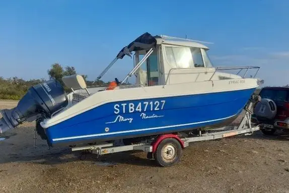 Mery Nautic Eyrac 600 — Bateau à moteur bleu et blanc présenté sur une remorque, vu de trois quarts.