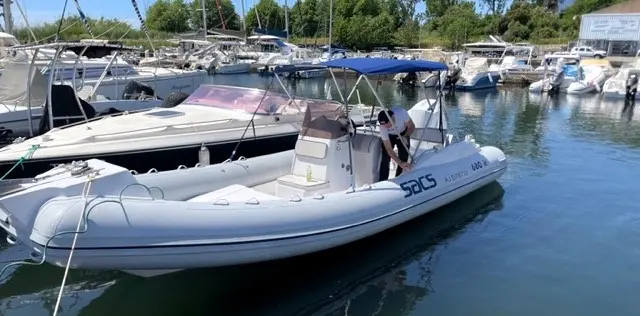 Sacs S 680 — Bateau pneumatique blanc vu de trois quarts dans une marina.