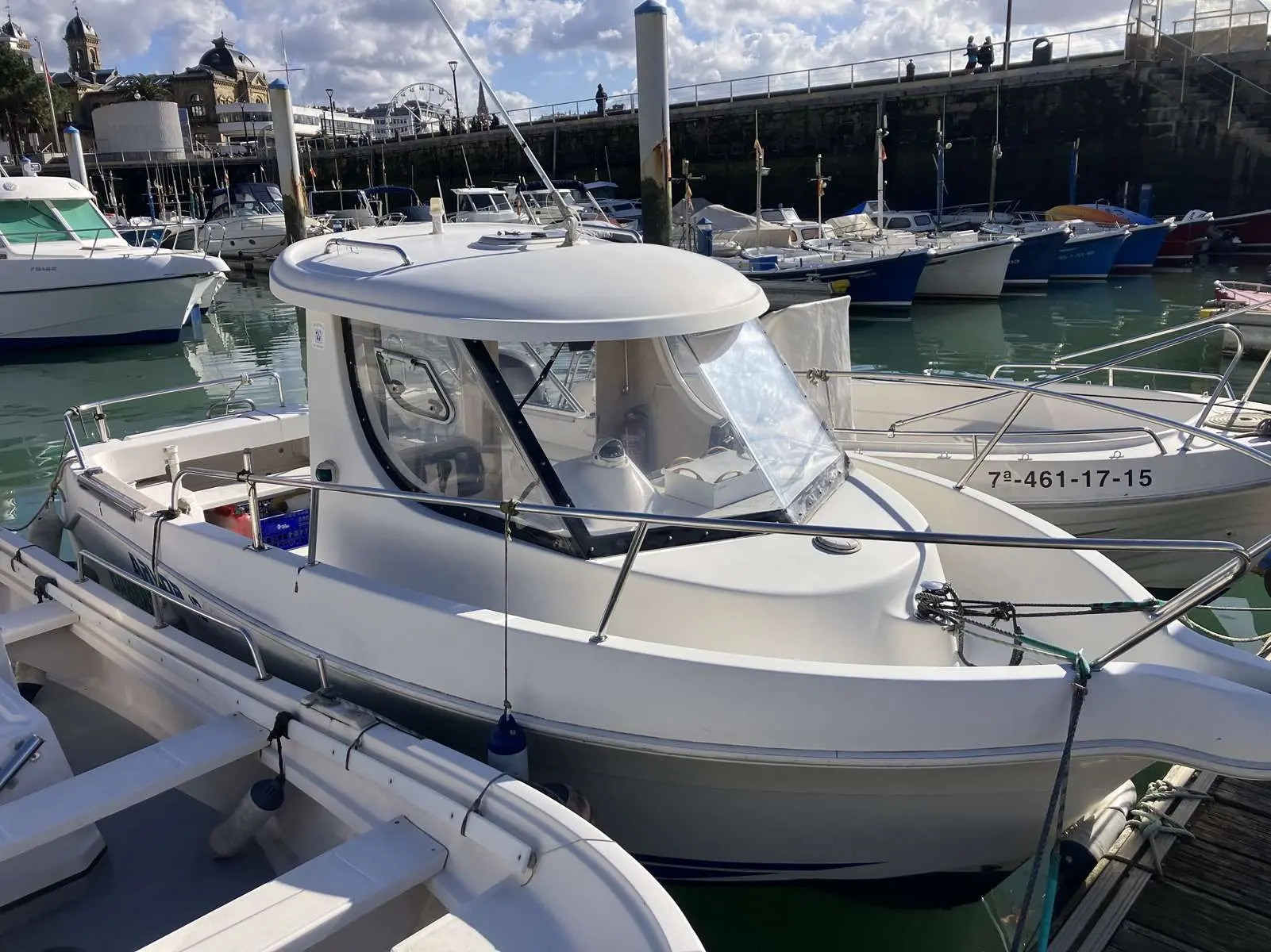 Baltic Yachts Arvor 18 — Bateau à cabine amarré dans un port, vu de trois quarts avant.