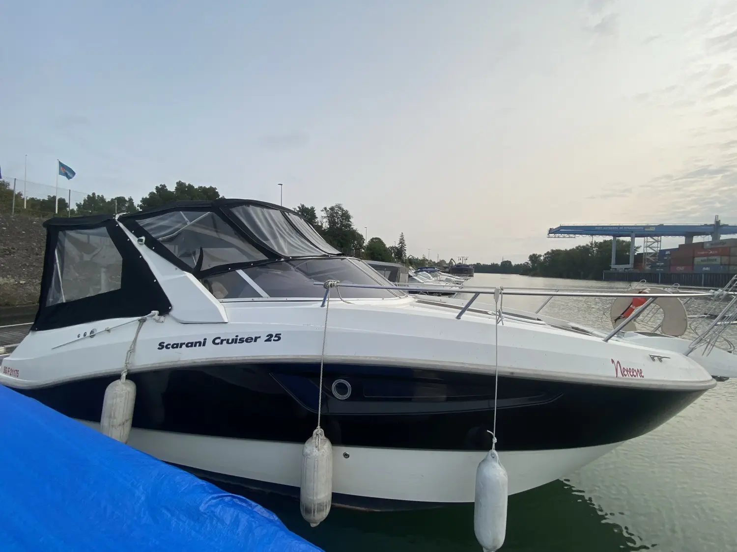 Scarani 25 Cruiser — Bateau à moteur blanc photographié de profil dans un port.