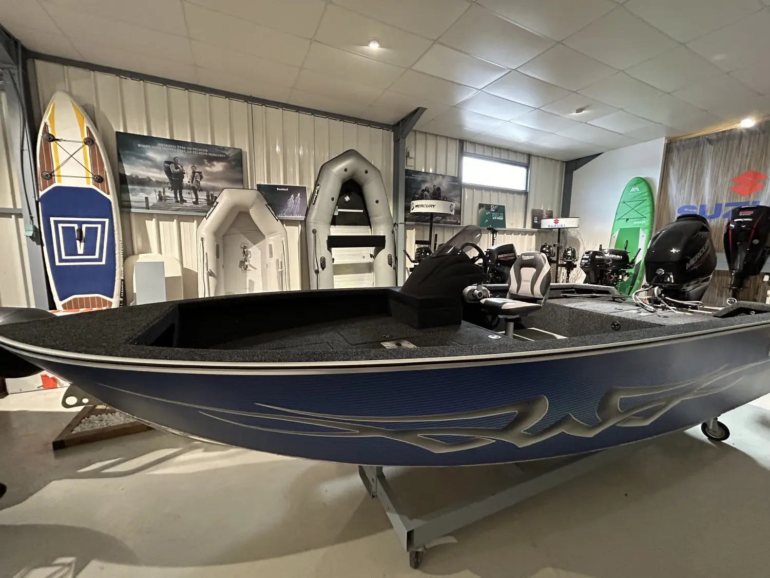 Riverlake 420 Fishing Machine — Bateau de pêche présenté sur remorque dans un showroom nautique.
