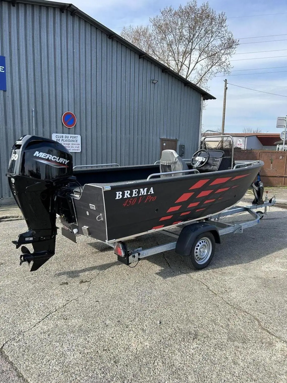 Brema 480v Pro — Bateau Brema 450 V Pro sur remorque, photographié de trois quarts arrière.