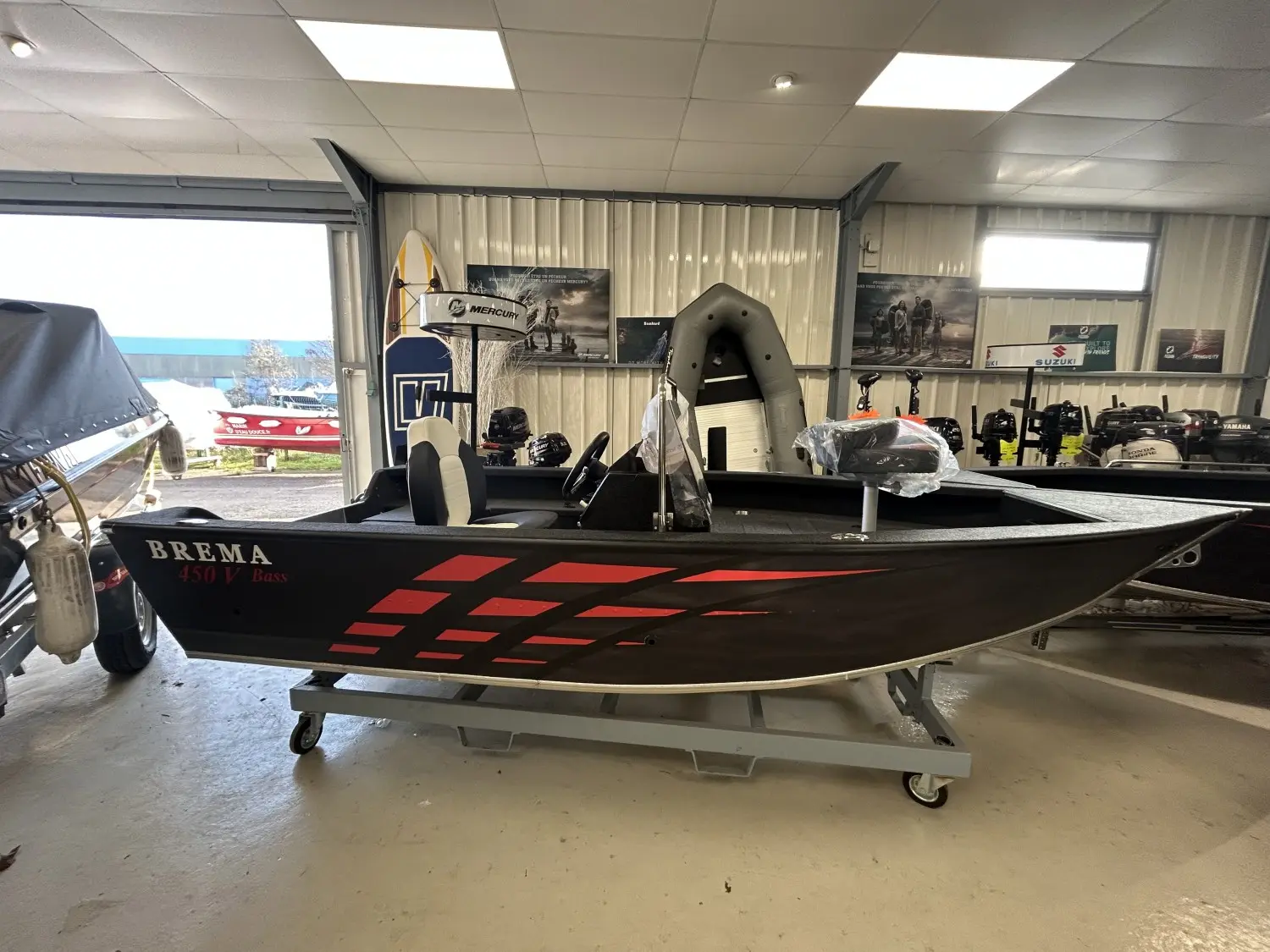 Brema 450v Fishing Pro — Bateau de pêche noir et rouge présenté sur remorque dans un showroom.